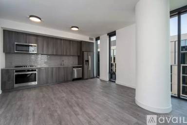 Main picture of 850 W Madison St