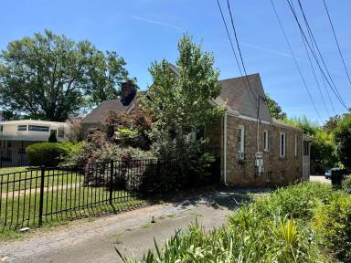 Main picture of 905 W Peace St