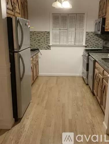 Main picture of 867 E 94th St