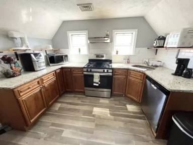 Main picture of 211 Elm St