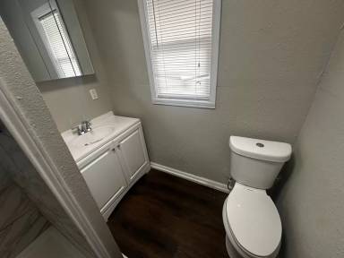 Main picture of 1015 6th Ave
