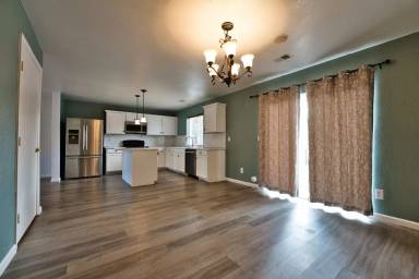 Main picture of 3498 Dinosaur St