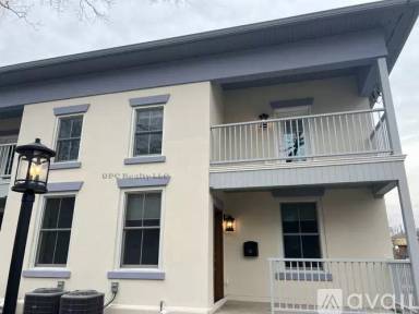 Main picture of 711 Webster St