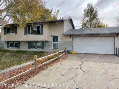 Main picture of 104 E Walnut St