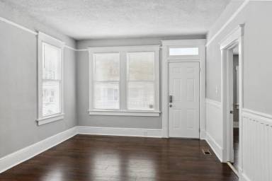 Main picture of 923 W Victory Dr