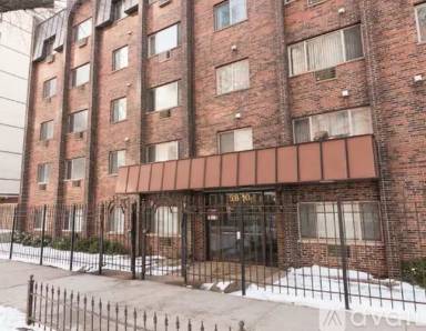 Main picture of 5820 N Sheridan Rd
