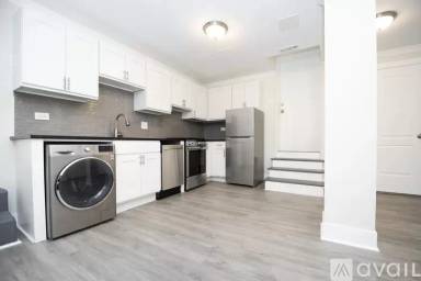 Main picture of 648 W Roscoe St