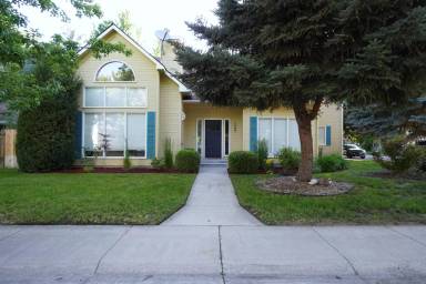 Main picture of 1394 E Holly St