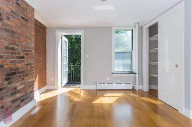 Main picture of 118 E 7th St