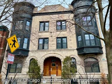 Main picture of 814 W Roscoe St