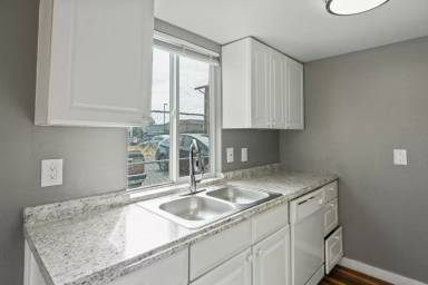 Main picture of 4028 S Lawrence St