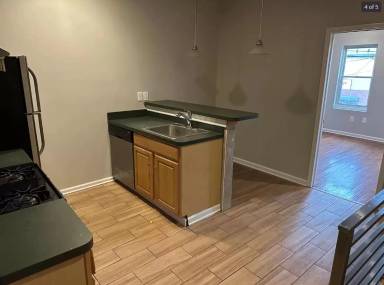 Main picture of 450 Wolf St