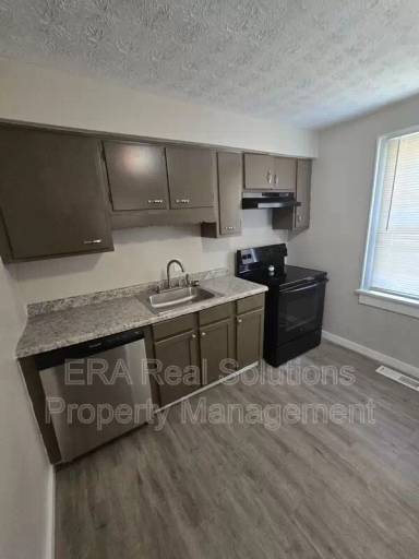 Main picture of 554 S Oakley Ave