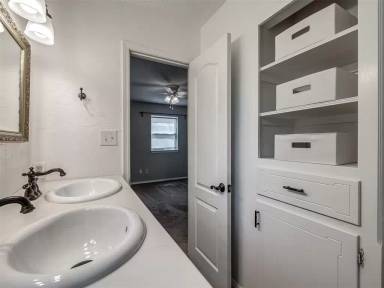 Main picture of 1707 Crown Point Ave