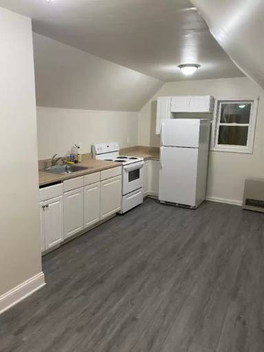 Main picture of 124 W Pleasant St
