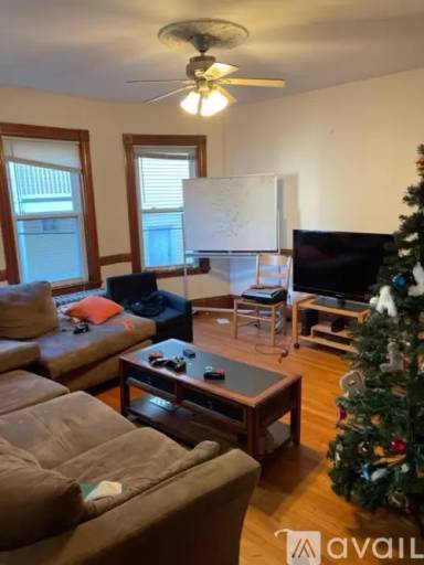 Main picture of 121 Calumet St