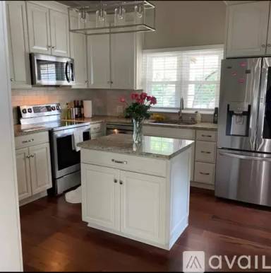 Main picture of 921 Greenleaf Ave