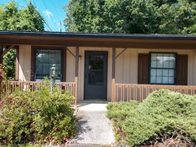 Main picture of 8 Mountain Rd