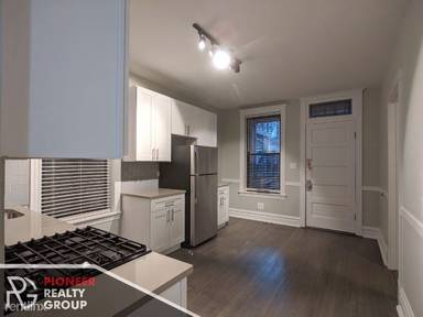 Main picture of 2730 N Wayne Ave