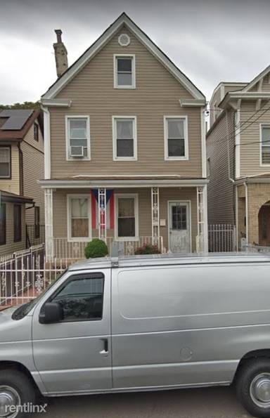 Main picture of 79 Irving St