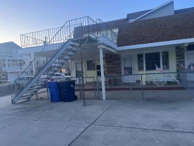 Main picture of 133 E Leaming Ave
