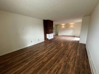 Main picture of 615 NW Walnut Blvd