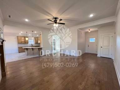 Main picture of 975 Sugar Pine St