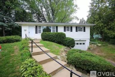 Main picture of 618 S Segoe Rd