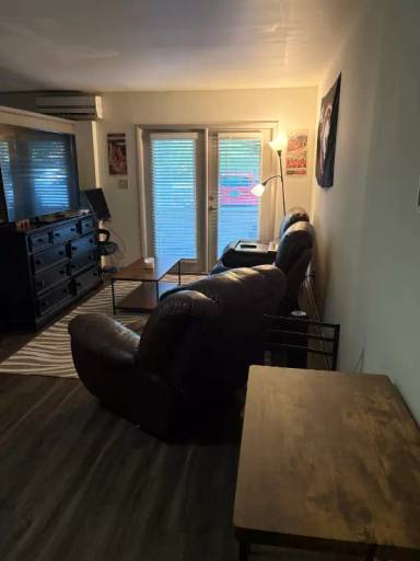 Main picture of 421 West