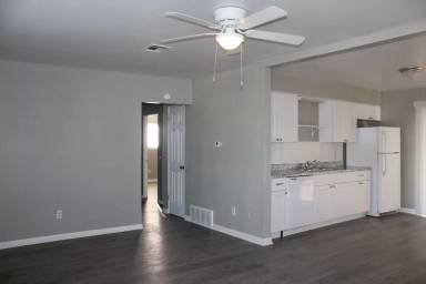 Main picture of 402 W Curtis Dr