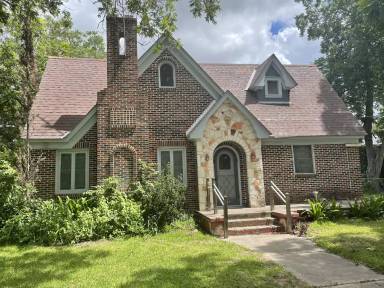 Main picture of 210 E Cedar St