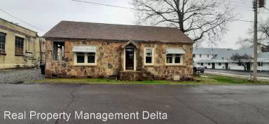 Main picture of 106 S Broadway St