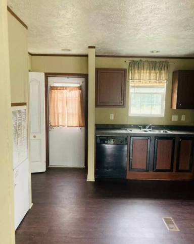 Main picture of 126 Lee Road 706