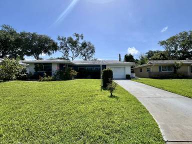 Main picture of 2323 Surrey Ln