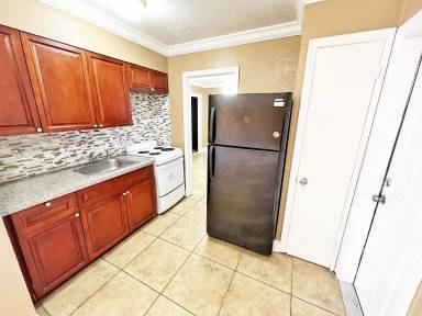 Main picture of 95 NW 39th St