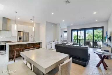 Main picture of 835 NE 17th Ter