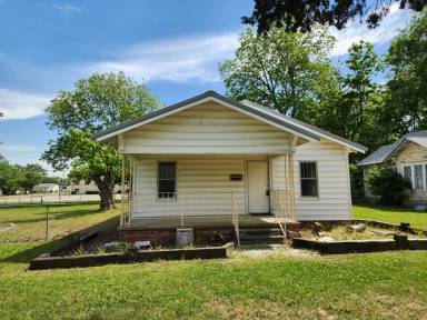 Main picture of 609 W 5th St