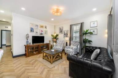 Main picture of 10 Riker St