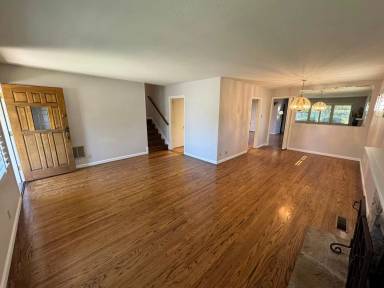Main picture of 2593 Hastings Ave