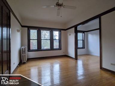 Main picture of 816 W Waveland Apartments