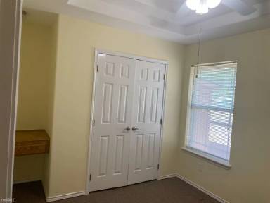 Main picture of 302 W Schunior St