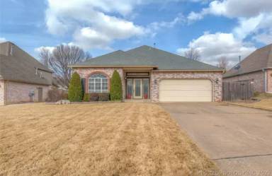 Main picture of 9109 E 90th St