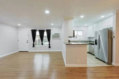 Main picture of 620 E Lexington Ave