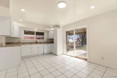 Main picture of 10343 N Oak Dr