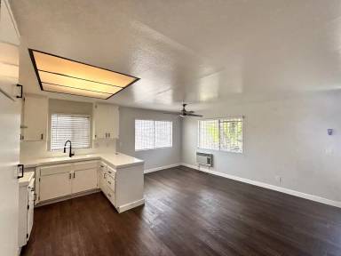 Main picture of 7606 S Figueroa St
