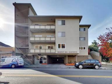 Main picture of 2425 MacArthur Blvd