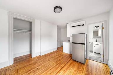Main picture of 245 Clinton St