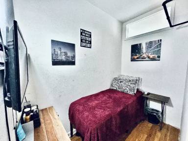 Main picture of 2 E 75th St