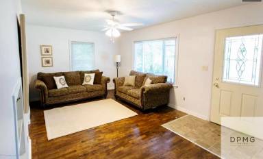 Main picture of 621 W Hodge Ave