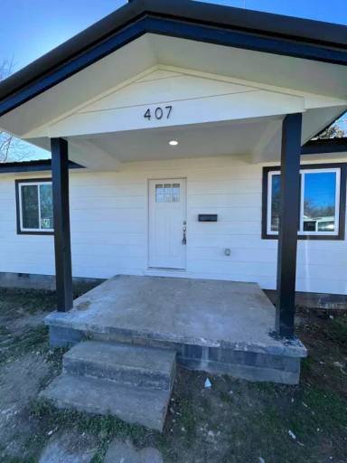 Main picture of 407 S Creek